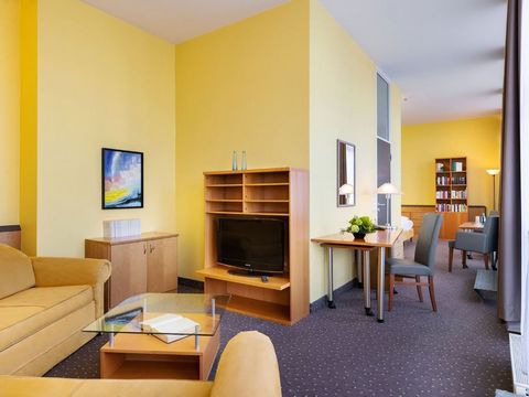 Geräumige Zimmer mit ausreichend Stauraum und Kitchenettes, eine kleine Wohlfühloase mit Sauna und Ruheraum, eine Panorama-Dachterrasse sowie Gastgeber aus Leidenschaft erwarten Sie hier! Unsere Suite mit 55 m² besticht durch Ihren abgetrennten Wohn-...