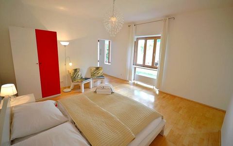 Lovely suburban Vienna getaway This fresh 53m² apartment is based in Vienna’s 13th district, a suburban residential area characterized by having 75% of green space - including the Schönbrunn gardens and the Lainzer Tiergarten. As you walk from the su...