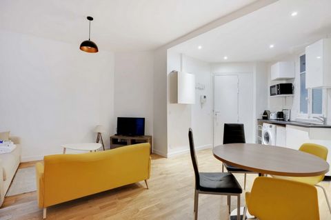 It is a 32m² flat located on the ground floor. It is composed of: - An open kitchen, equipped and functional: fridge, hob, coffee machine, toaster, kettle, microwave, washing machine... - A living room with a sofa bed and TV - A bedroom with a double...