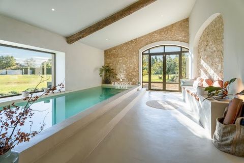 Provence Home, the Luberon real estate agency, is offering for sale, a magnificent stone farmhouse with approximately 240 sqm of living space. With a park of about 15,000 square meters, this property offers a perfect harmony between the charm of trad...