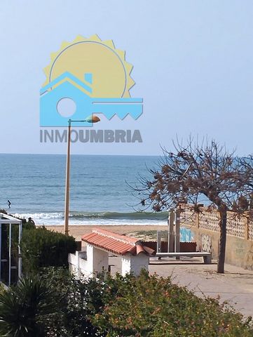 Vous êtes à la recherche d’une maison, pratiquement, au bord de la plage ? InmoUmbría vous l’offre ! Villa à vendre dans la belle ville de Punta Umbría, située au bord de la plage et à proximité du prestigieux hôtel Barceló. Cette propriété jumelée d...