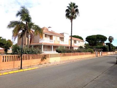 This is a beautifull luxury home with large modern spaces, it is situated on a corner plot in a very convenient location close to Bellavista Golf and a short drive into Huelva city. The house consists of 7 bedrooms, 5 bathrooms, large modern kitchen ...