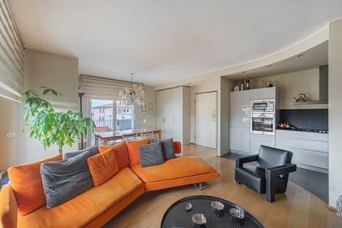 Refined three-room flat located on the top floor of a refined complex served by a lift: this solution offers a number of distinctive features that make it ideal as a first home residence. Key Features: The flat offers generous square footage, with am...