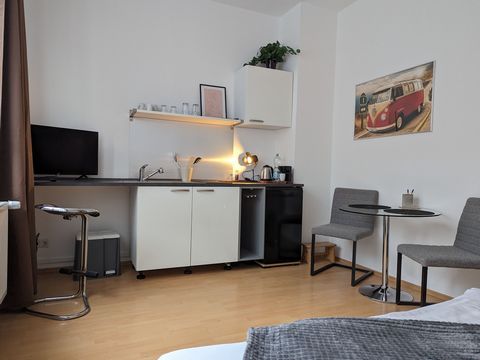 Our 30sqm studio in Pforzheim offers you a central location and yet quiet surroundings with a view of the courtyard. A comfortable 160cm double bed, a small, functional kitchen with double hob and fridge. Internet TV for your streaming services, a sh...