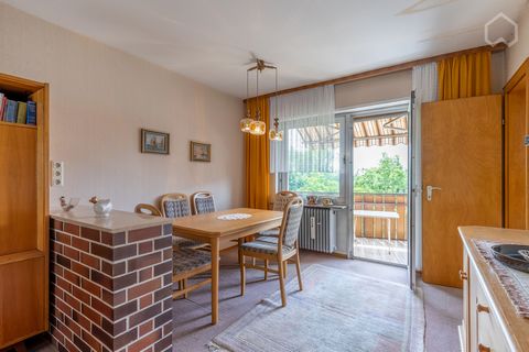 The apartment is located in the middle of a 5-part terraced house in the Am Homburg district of Saarbrücken. It is a pure residential area. The location is very convenient for traffic. A bus stop is a few meters away. By car you can be in the city ce...