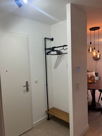 This stylish and spacious accommodation is located in the south of Duisburg - centrally located to the Düsseldorf and Essen trade fairs, in a quiet residential area with all the necessary facilities for daily needs in the immediate vicinity. Two tele...