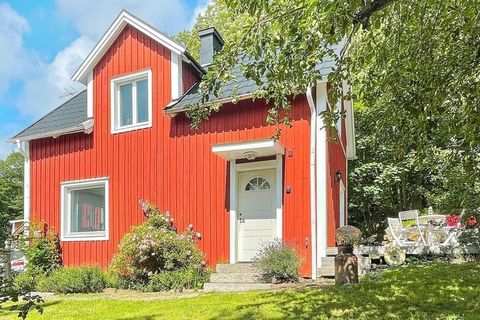 Beautiful, newly renovated house in the archipelago close to Åryd close to Karlshamn and beautiful sea bathing in Guövik. Here you can enjoy a lovely secluded garden with fruit trees and a small pond under the beautiful tree crowns. You have a nice t...