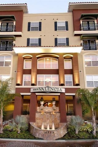This is a must see 2 bedroom 2 full bathrooms luxurious resort-style condo with control access and 24-hour security onsite. It sits right along the Metro Rail that takes you right into the medical center & downtown area. It also comes with a balcony ...
