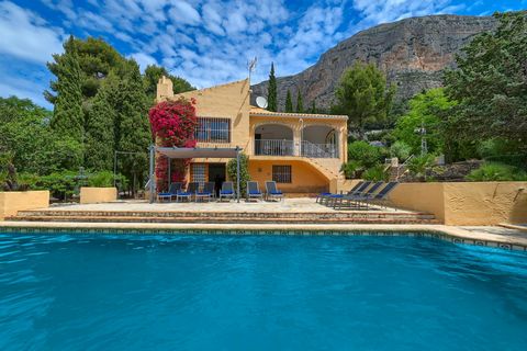 Classic and cheerful house with private pool in Javea, Costa Blanca, Spain for 6 persons. The house is situated in a residential beach area and at 4 km from La Grava, Javea beach. The house has 3 bedrooms, 1 bathroom and 1 guest toilet. The accommoda...