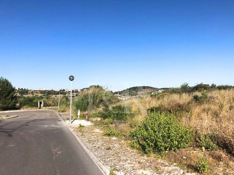 Plot of land for sale in Oeiras, situated in a very quiet and peaceful residential area, with a project to build a 4-bedroom villa with garden and swimming pool. Located in a serene and picturesque setting, the 1143m² plot of land is ideal for invest...