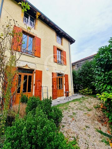 Come and discover this condominium house, with garden and large sheltered courtyard, ideally positioned at the exit of Tullins-Fures in the direction of Voiron. A spacious living room overlooking the garden is located on the ground floor, as well as ...