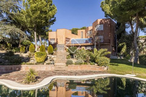 Lucas Fox is proud to present this magnificent independent villa , located in one of the best areas of Bonanza, in Boadilla del Monte. The property stands out for its distinguished construction and architectural style, in addition to its wonderful an...