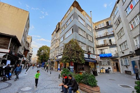 Il nostro appartamento con giardino 1+1 a Fatih Sehremini nel cuore di Istanbul Il nostro appartamento si trova nella zona storica di Sehremini Küçük Saray Square Si trova a pochi passi dalle fermate del treno e dell'autobus di Millet Street, Capa Me...