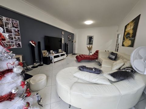 4 bedroom apartment located in the area of Monte Belo Norte, Setúbal, on the 7th floor of a 12-storey building with 2 elevators. The apartment consists of: - Large entrance hall for distribution of all rooms, - Equipped and bright kitchen with good a...