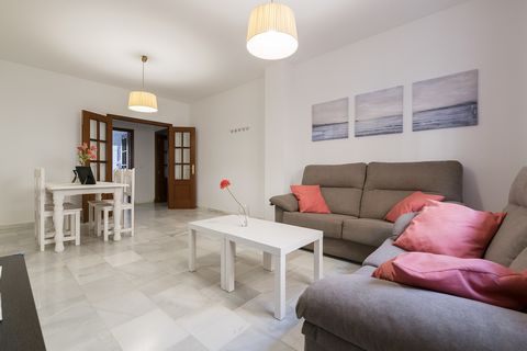 Dieses charmante Apartment in Sanlucar de Barrameda heißt 2+4 Gäste willkommen. Genießen Sie das südliche Klima auf der großen Terrasse des Anwesens. Stellen Sie sich vor, Sie beginnen den Tag mit einem Frühstück in der Sonne oder genießen am Ende de...