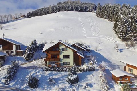 La maison Mohr est superbe, bénéficie d'une situation ensoleillée sur le flanc de la montagne à une altitude d'environ 1150 m et jouit d'une vue magnifique sur les montagnes et pistes de ski environnantes. L'accès à la maison se fait par une route es...