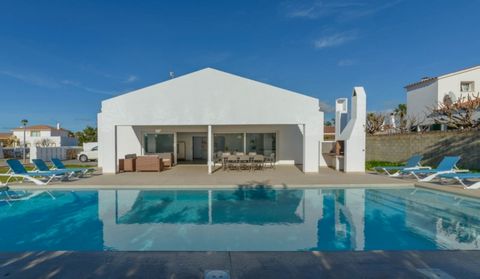 Bienvenidos a esta maravillosa casa en Ciutadella. Tiene piscina privada y capacidad para 8 personas. El exterior de esta preciosa casa, de diseño moderno, está pensado para que puedas disfrutar del cálido clima mediterráneo con todas las comodidades...