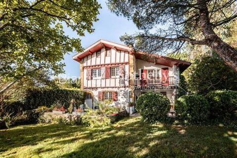 Close to all amenities and 20 minutes from the beaches of the Basque Coast and from Biarritz center, this authentic 18th-century Basque house is surrounded by a pleasant garden of over 1200m². A warm and spacious family home, nestled between the ocea...