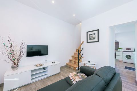 This modern terraced house in Puerto de Andratx offers accommodation to 4 people. Modern terraced house with chill-out terrace and partly harbor views. There are direct neighbors. The modern living dining room with satellite TV and A/C will make you ...