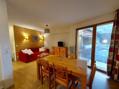 VAUJANY - Single storey apartment, with a surface area of 46 m2 located on the top of Vaujany with access by escalators to the ski lifts. This bright and warm apartment is composed of an entrance, a kitchen open to the living room, a bedroom, a cabin...