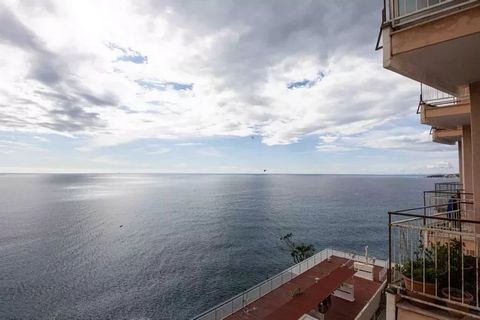 Sanremo - Ospedaletti, an exclusive location right in front of the sea and only 5 meters far from the beaches, for this renovated 1 room apartment , about 35 sq m of living area and a nice balcony. Breath-taking sea view, a great opportunity not to b...
