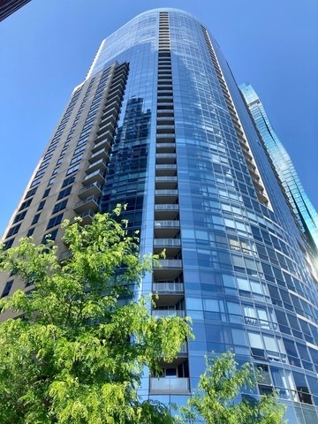 Gorgeous & protected river, lake & city views from the floor to ceiling windows of this convertible unit. Watch fireworks & Chicago river dyeing from the comfort of your home! Rarely available layout, move right in! This home is lightly lived in and ...