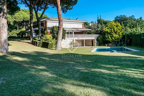 This magnificent property is set on a very private plot of over 10,000 m² in Sant Andreu de Llavaneres. With a total built size of 2,260 m², the property is divided into 2 completely independent houses and a third property which would make ideal gues...