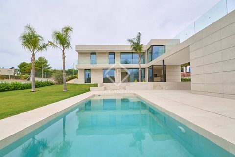 Exclusive brand-new avant-garde design villa, located on one of the best plots in the development, with impressive unobstructed views of the sea and the mountains. The house consists of 390 sqm of housing and terraces and 1,129 sqm of landscaped plot...