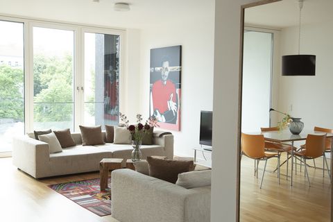 Modern and bright apartment in Mitte with a spacious open kitchen which gives the apartment a loft character including bay to ceiling windows and window blinds. From the kitchen you have access to a cozy balcony. The living room is equipped with 2 bi...