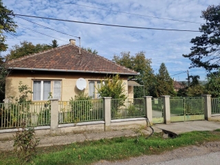 Price: €27.030,00 Category: House Area: 78 sq.m. Plot Size: 1100 sq.m. Bedrooms: 1 Bathrooms: 1 Location: City £23.426 All-in costs, excluding 4% tax Nice house in a quiet area of the city of Ózd. Nice house with covered terrace, hall, living room, k...