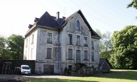 19th century mansion with a surface area of 600m2 on 4 levels with a park of 4 hectares. View of the Adour. A major renovation is needed, possibility of making 4 apartments. This building can be transformed into an event venue. Information on the ris...