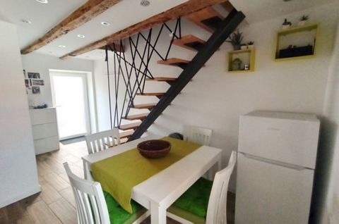 Insel Krk, Baška, neu renovierte Duplex-Wohnung Fläche 45 m2 zu verkaufen, zweite Reihe zum Meer. Die Wohnung besteht aus der ersten Etage mit Küche, Essbereich und Bad und der zweiten Etage mit Wohnzimmer und Galerie mit Schlafbereich. PVC-Tischlere...