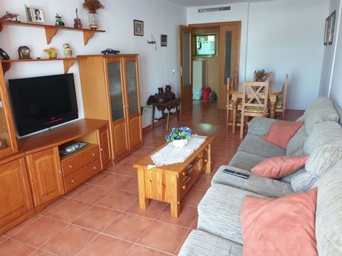 Apartment in the port of Burriana, near the beach, with 132 m2 built distributed in 3 spacious bedrooms with fitted wardrobes, two fully equipped bathrooms, sunny and spacious dining room, kitchen and terrace. With all services nearby, overlooking th...