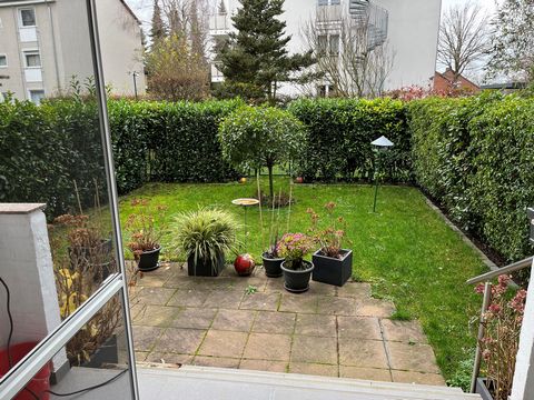 The very quietly located 3-room ground floor apartment is situated in a well-maintained 6-unit building in Asternweg in Porz Zündorf. The Rhine River with the recreational area Groov is within a three-minute walk. The apartment is suitable for a youn...