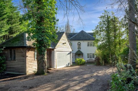 This newly refurbished detached home is located on the south side of this prestigious lane. Standing behind electric gates in a private, woodland setting this rare home which dates back to the 1930’s is available with NO CHAIN. Carlton House is ideal...