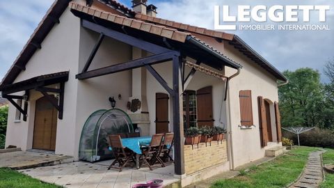 A26286SOC24 - Traditionally built 1989 house comprising a fitted kitchen opening onto a cellar/garage and cellar. a double living room of 34m², entrance hall, three bedrooms, shower room and separate wc. Attic for storage. Garden of 1500m², shed and ...