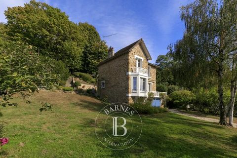 Situated close to the town centre, BARNES is listing a magnificent 126m² (1,356 sq ft) burstone house set on a 1,265m² (13,616 sq ft) landscaped plot offering an unobstructed view over the valley with no overlook. Laid out as follows: - Ground floor:...