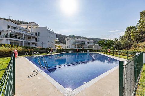 Located in Benahavís. A beautiful 3 bedroom 2 bathroom penthouse in the very popular Riverside complex located in Benahavis town. The apartment is modern and comes with a large roof terrace together with a terrace from the living area and master bedr...