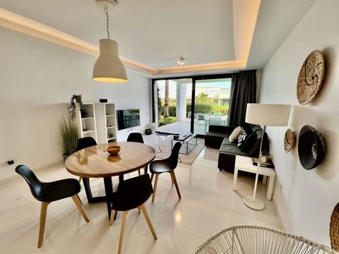 Located in Atalaya. 5* Luxury and contemporary (new fully furnished) front golf garden apartment and best deal in Atalaya Hills. The avant-garde architecture is designed by the famous architects Villarroel - Torrico @ Puente Romano Marbella. The sett...