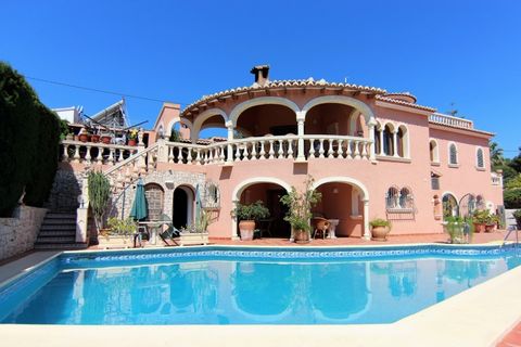 This very spacious villa with sea view is located within walking distance of the sea. The villa is spread over 2 floors and is ideal to serve as a Bed and Breakfast. The main house is located on the top floor. Here you will find a spacious lounge wit...