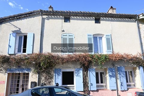 In the heart of Sainte Bazeille (village with all amenities) Welcoming house with a beautiful flowered courtyard and terrace that allow you to enjoy the outdoors. The house has a ground floor with small cosy living room, fitted kitchen, living room, ...