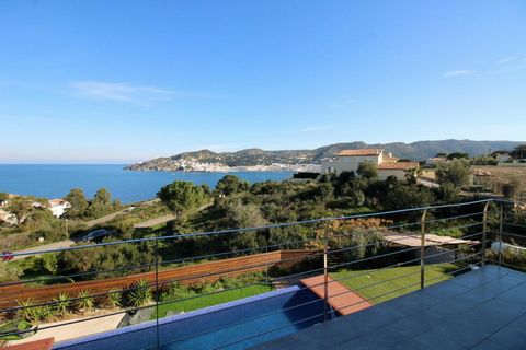 Fantastic house for sale with two independent apartments in El Port de la Selva. The first floor consists of three double bedrooms with fitted wardrobes, entrance hall, living-dining room with open kitchen and terrace with sea view of 45.81 m2, two b...