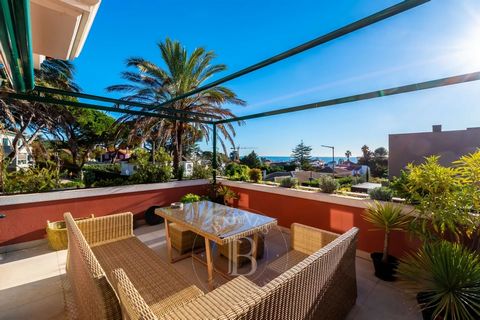 Maisonette-Wohnung mit Wohnfläche, drei Schlafzimmern en suite und einer großen privaten Terrasse mit Meerblick. Das Hotel liegt in einer luxuriösen Eigentumswohnung mit Garten und Pool im Zentrum von Estoril, Cascais, nur wenige Minuten vom Golfplat...