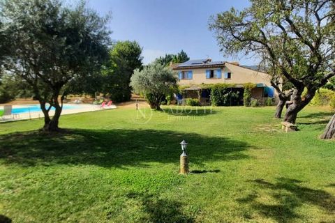 Your NADOTTI CADENET Agency presents to you near Lourmarin, this old sheepfold located on land of more than 28,000sqm. The building with an area of approximately 369sqm offers 7 completely independent furnished and equipped accommodations. These apar...