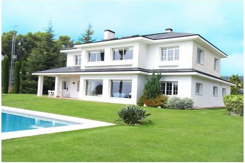 Villa for sale in Sant Andreu de Llavaneres of Costa Maresme, 35 km from Barcelona. It is located in the centre of the town, within a walking distance from all the necessary amenities and just a 2 km from the sea. The house totalling 652 m2 is built ...
