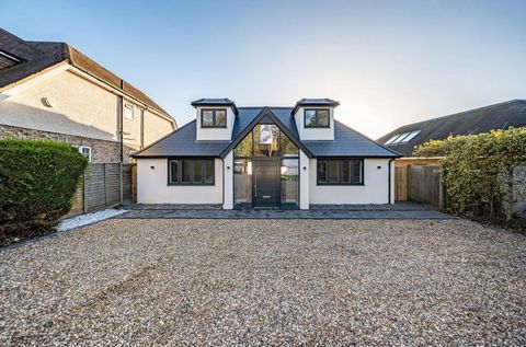 With the exception of 2 walls, this deceivingly large home has been newly rebuilt to provide family accommodation approaching 3,000 sq ft of exceptional quality, with south facing panoramic views of the local countryside and London's skyline. This wo...