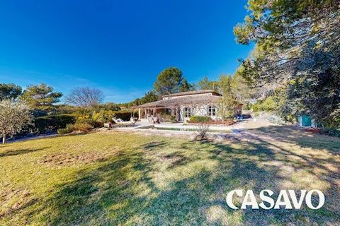 Casavo vous propose à la vente cette charmante maison de 225 m² idéalement située à une vingtaine de kilomètres du centre d'Aix-en-Provence, aux portes du Lubéron. Implantée sur un terrain paysagé de 4000m2, au calme absolu, la maison s'articule de l...