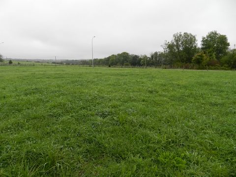 Large flat building plot in Dampierre/Salon of 2.920 m2. Ideally located, viability at the edge of the land. Possibility to divide into several lots. Contact for visit: Mr. CHAPUIS Paulin ... , Commercial Agent No847877008 R.S.A.C VESOUL VERAN IMMOBI...