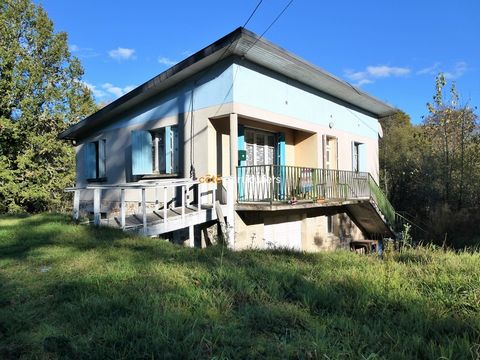 Located on the axis linking Tulle to Marcillac la Croisille, at the entrance of Clergoux, real estate complex including a house on basement for residential use, to renovate internally as well as a non-adjoining barn, raised on stable. The house consi...