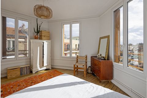My favorite ! Located at the foot of the Gérard Philippe theater on the 4th floor with elevator in a very good condominium, this apartment with 3 main rooms bringing together all the charm of the old is a rarity. With its triple orientation it benefi...